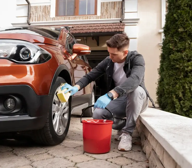 Lavage auto à domicile Cours-les-Barres : professionnel intervenant sur un véhicule